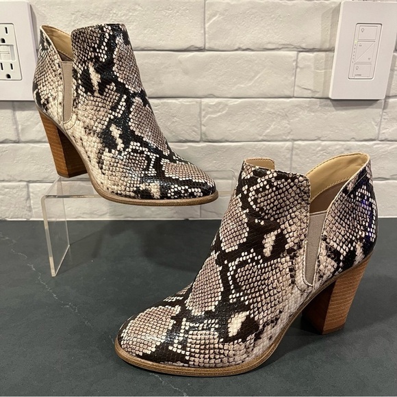 Vince Camuto sz 8 Famhida snakeprint ankle booties - Picture 2 of 14